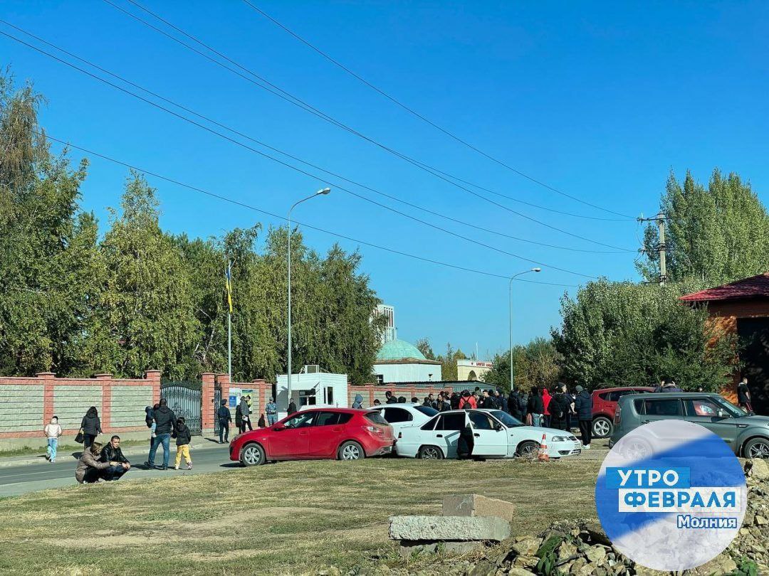 Десятки крымчан выстроились в очереди возле посольства Украины в Казахстане, чтобы поменять свои российские документы — Оrda