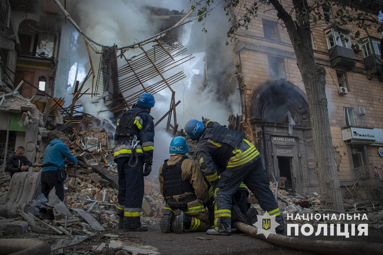❗️Станом на 14:30 рятувальники продовжують розбирати завали житлового будинку у Запоріжжі