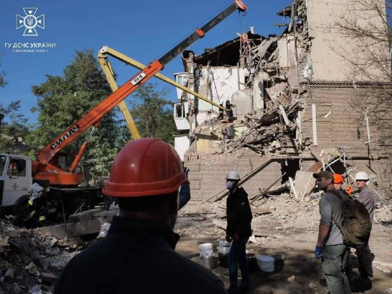 Число жертв ракетного удара по жилым домам в Запорожье возросло до 17