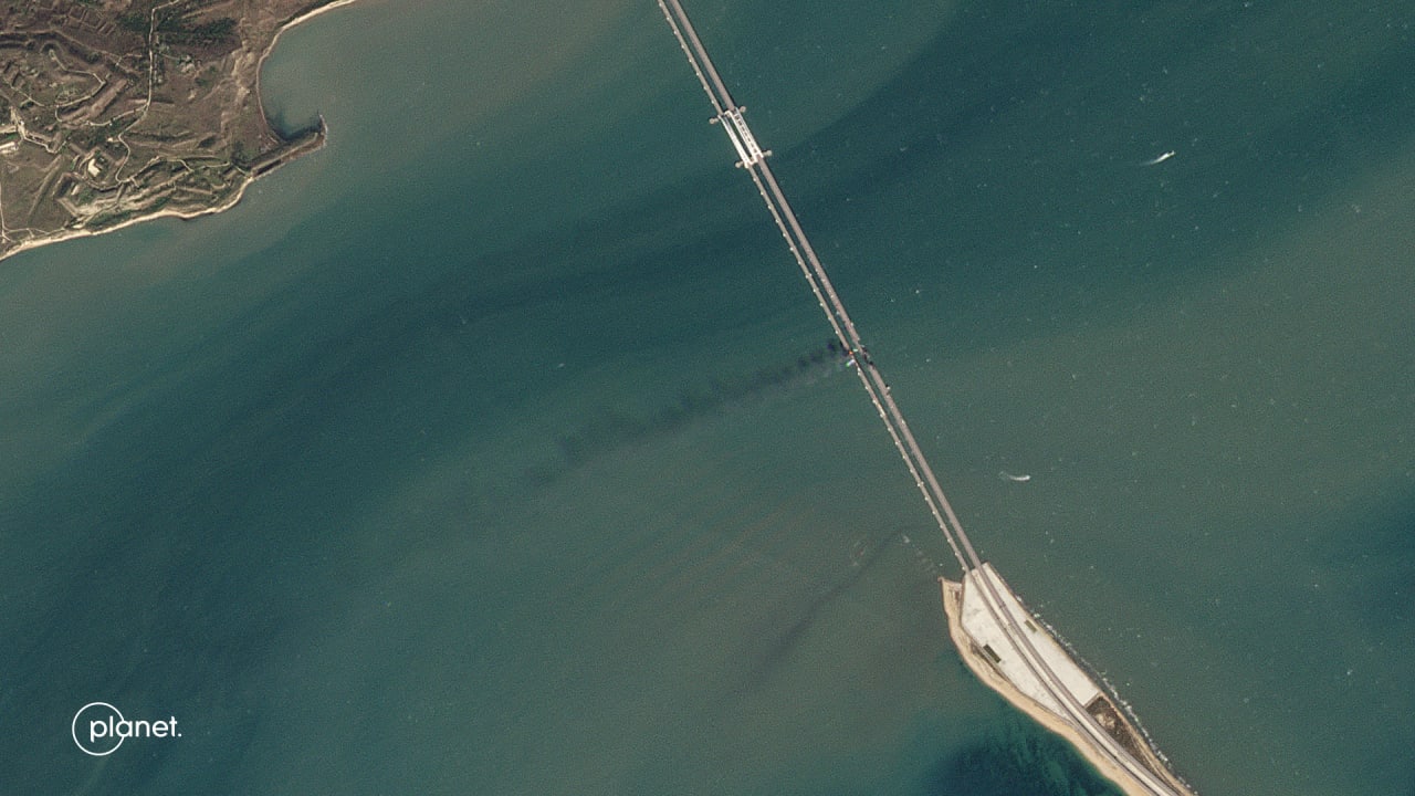 Опубликованы спутниковые снимки Керченского моста,