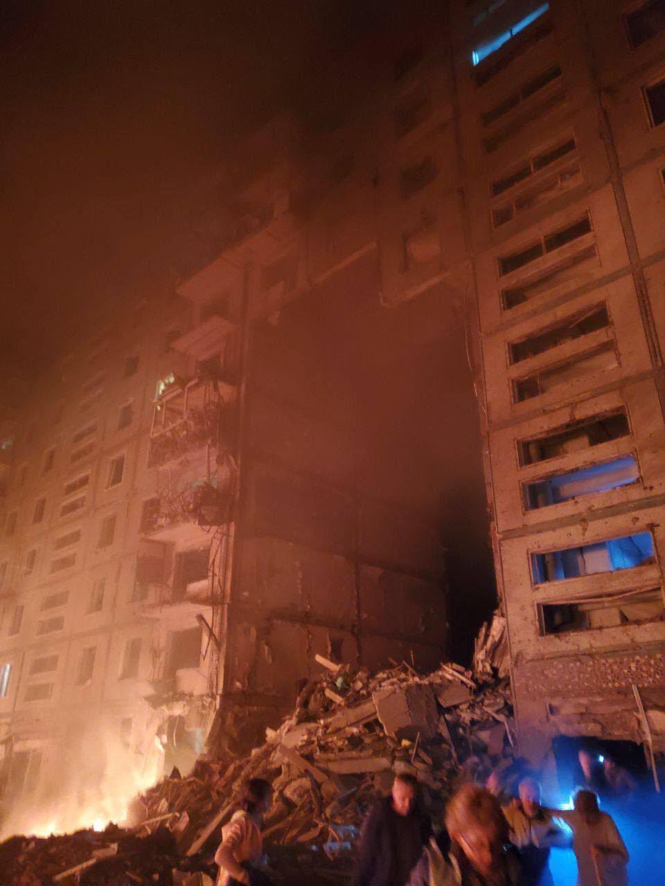❗️17 погибших и 40 раненых — Росия ночью нанесла ракетный удар по жилому дому в Запорожье