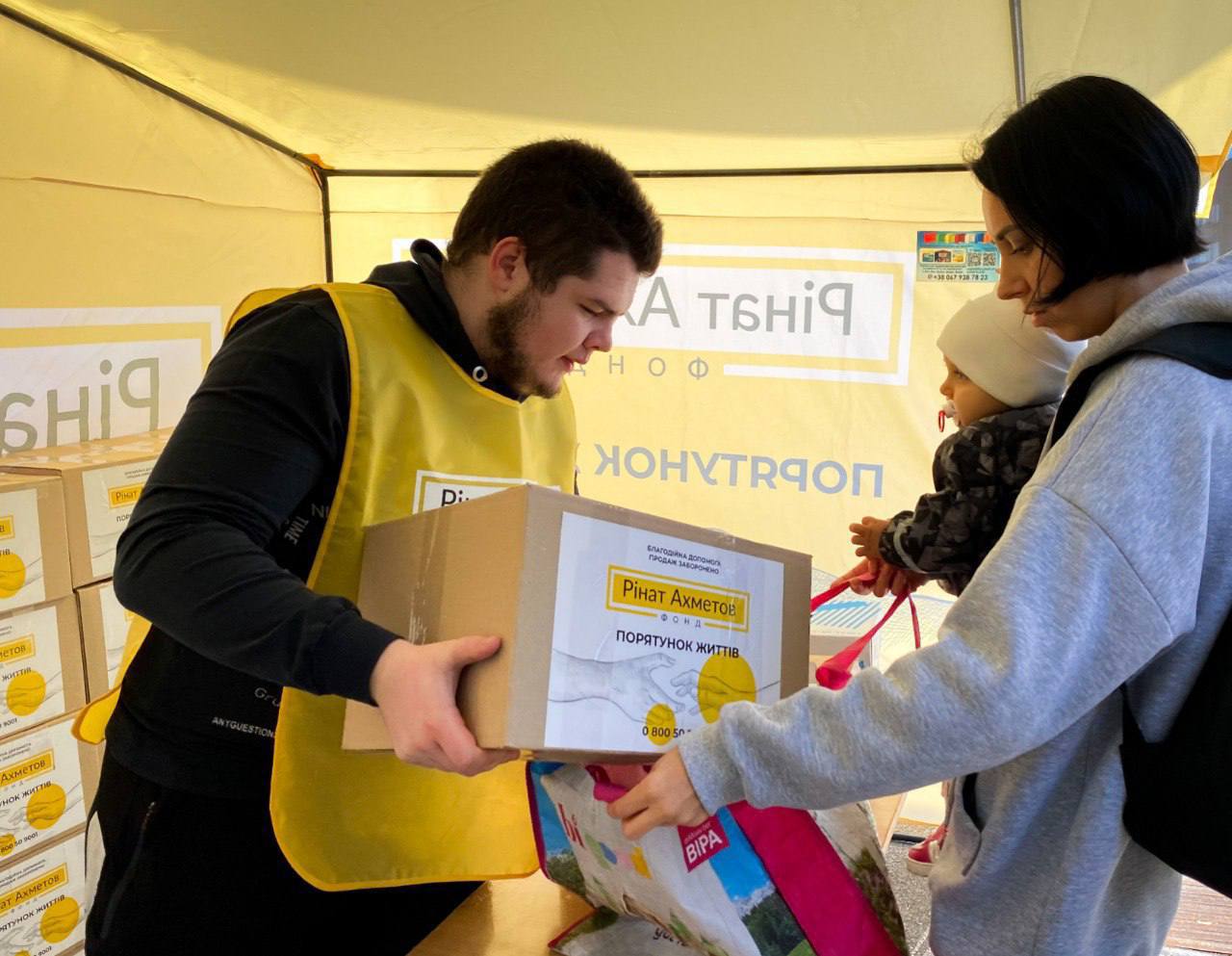 Очередной гуманитарный груз от Фонда Рината Ахметова получила прифронтовая Днепропетровщина, ежедневно подвергающаяся вражеским обстрелам