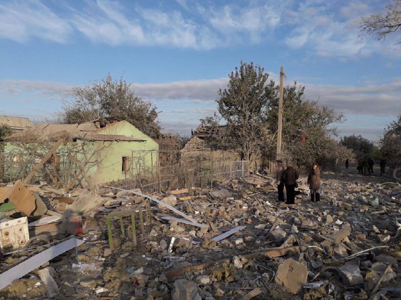 Владимир Зеленский опубликовал фото последствий ракетного удара по жилым домам в Запорожье: