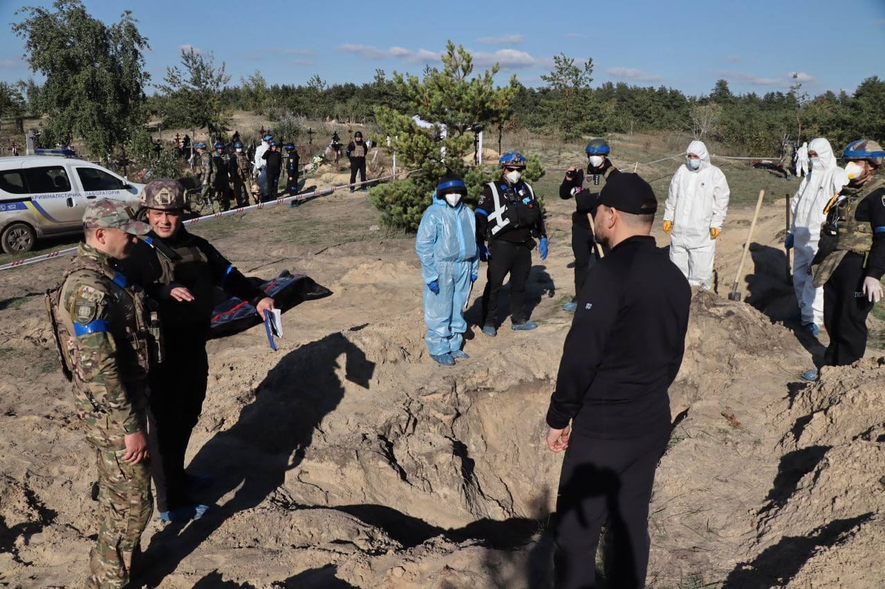 В Лимане началась эксгумация первых 20 тел из места массового захоронения, сообщает канал Нацполиции Украины