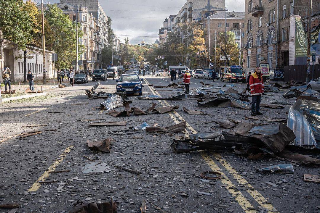 Владимир Зеленский опубликовал фото последствий сегодняшних ракетных ударов страны-террориста России по гражданскому населению Украины: