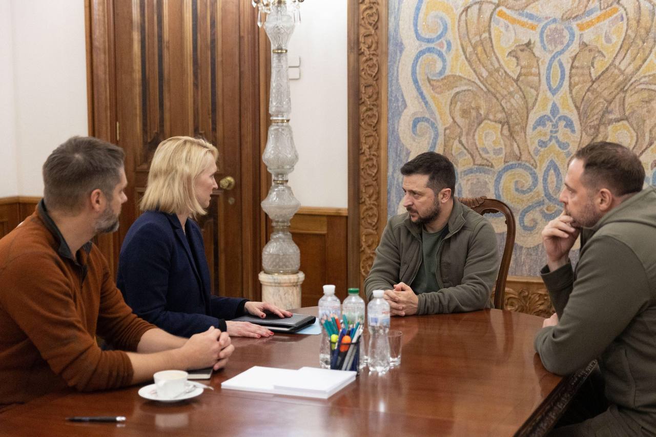 Владимир Зеленский вместе с Андреем Ермаком провели встречу с Послом США Бриджит Бринк и заместителем главы дипломатической миссии США Кристофером Смитом:
