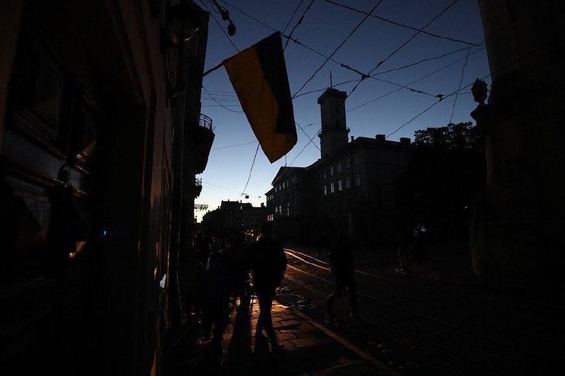 Фото вечернего обесточенного Львова опубликовал мэр города Садовой
