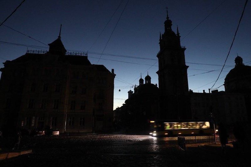 Фото вечернего обесточенного Львова опубликовал