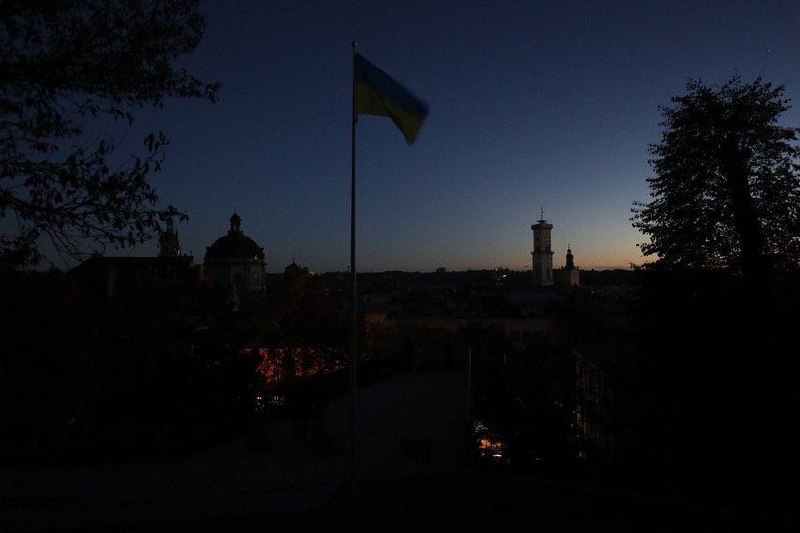 Мэр Львова Садовой опубликовал фото погрузившегося во тьму города после отключения электричества