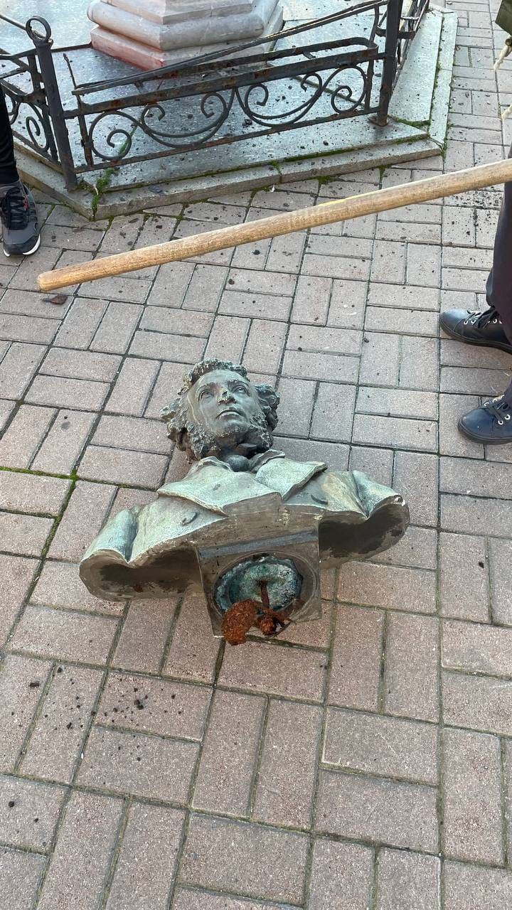 В центре Киева снесли бюст