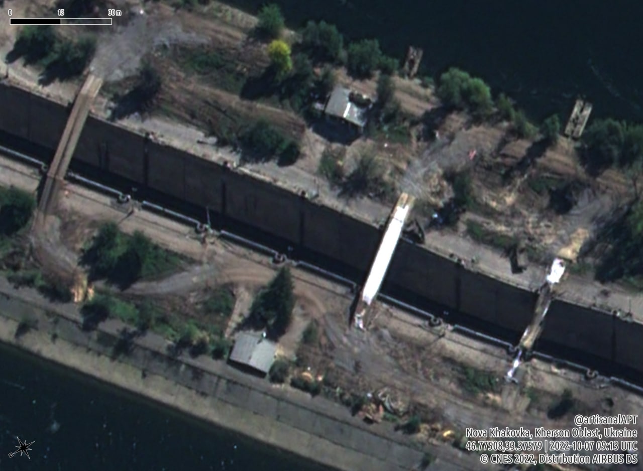 Так сейчас выглядят временные переправы у разрушенного моста на дамбе Каховской ГЭС