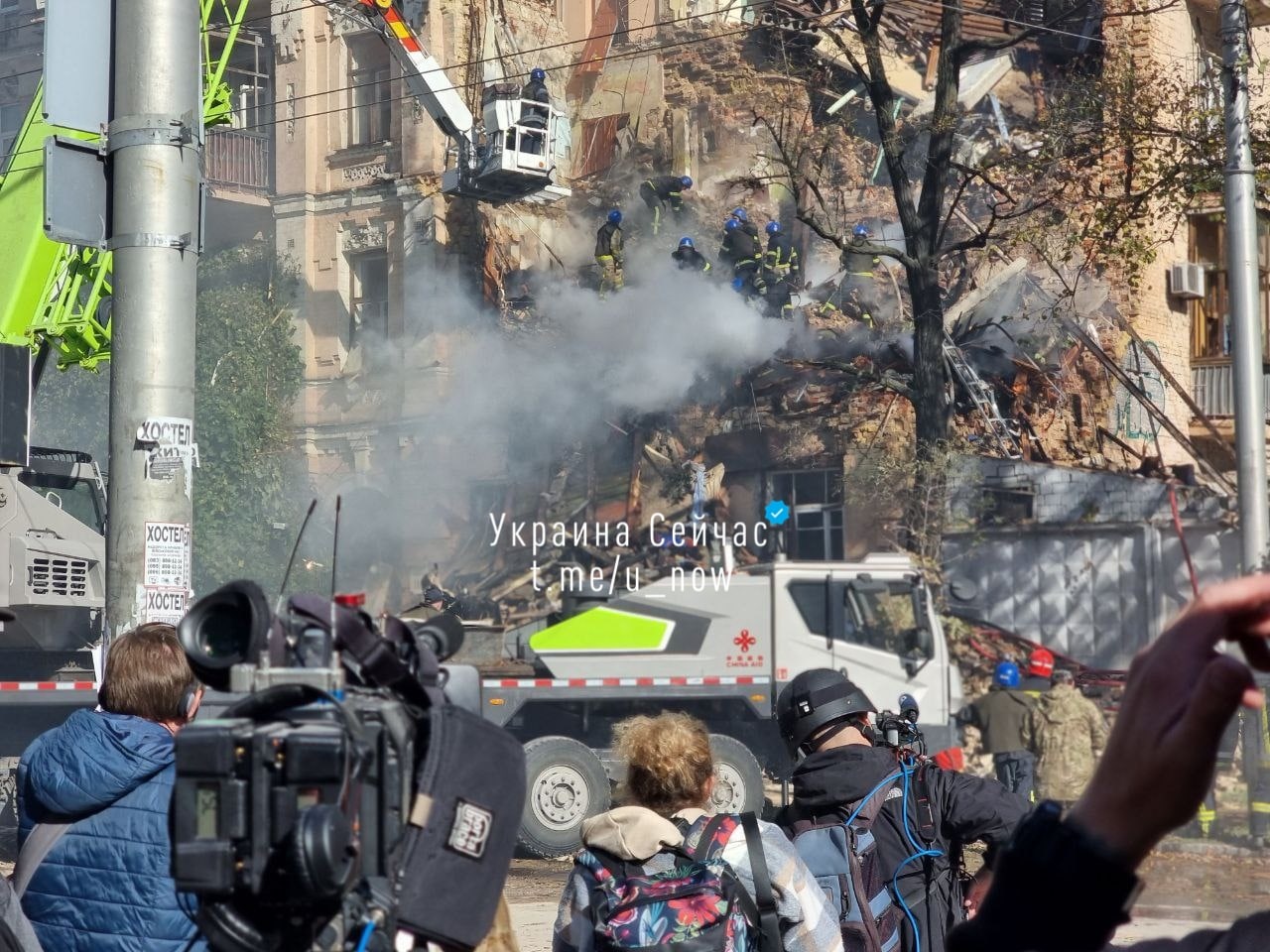 Во время поисково-спасательных работ в жилом доме в центре Киева, куда попал российский дрон, вытащили тела троих погибших мирных жителей