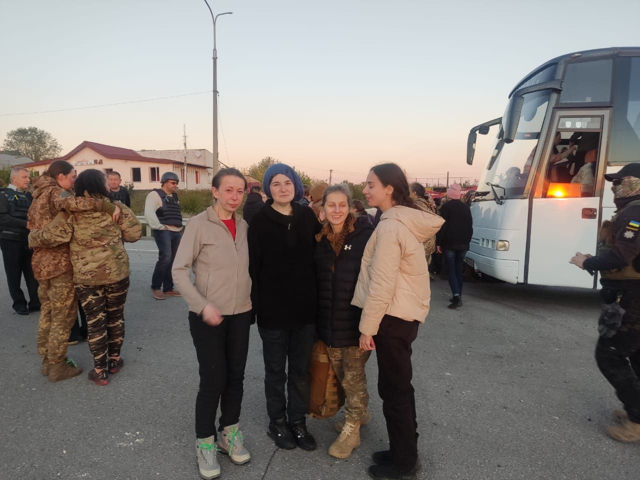 Еще фото освобожденных из российского плена женщин 💙💛