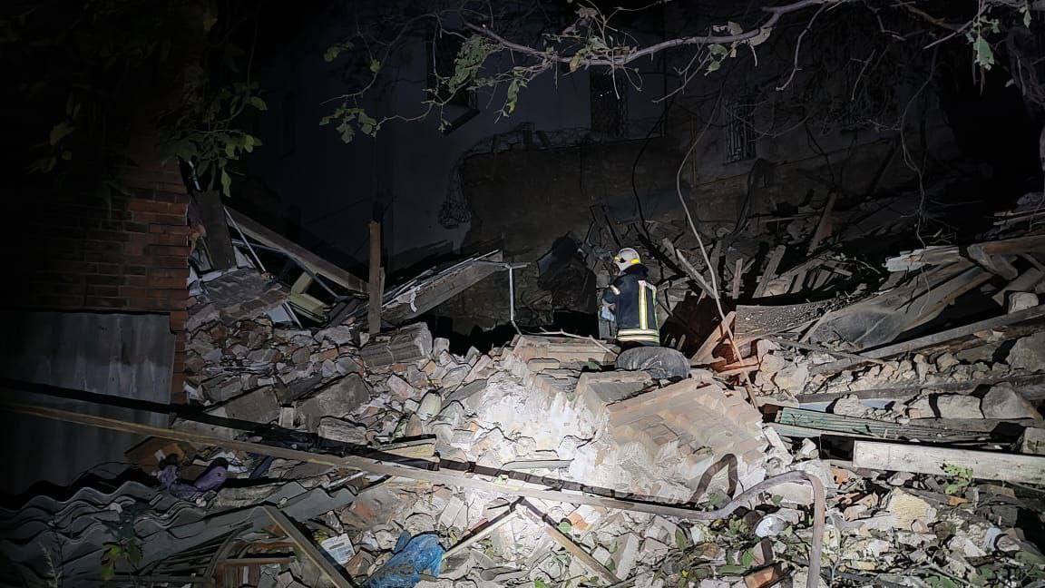 ❗️Под завалами двухэтажного дома в Николаеве найдено тело мужчины, - глава ОВА Виталий Ким