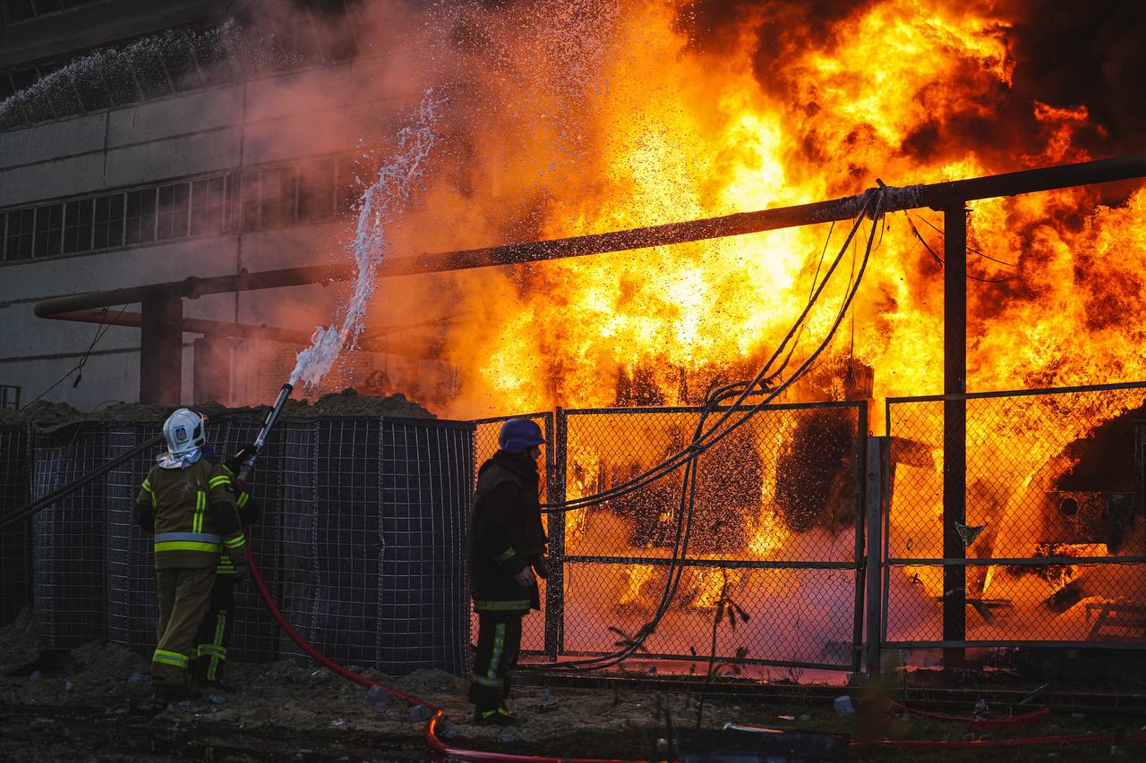 Фото ликвидации пожара после ракетного удара по ТЭЦ-6 в Киеве публикует ГСЧС
