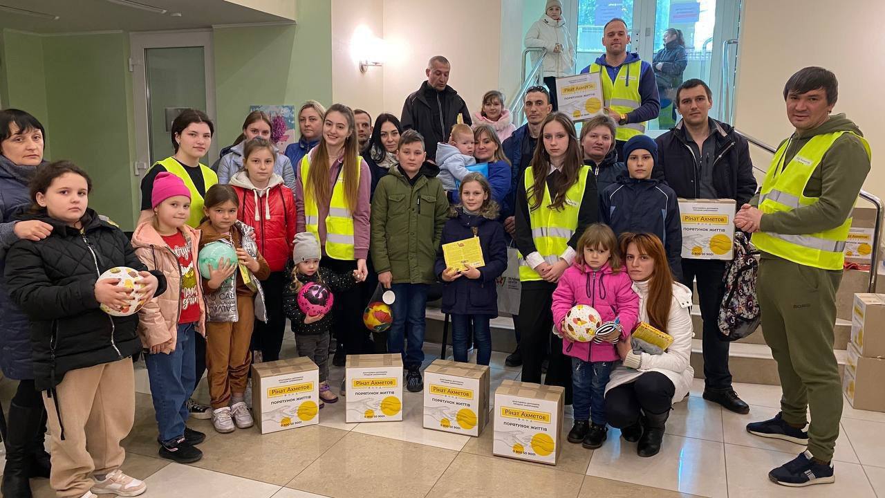 Переселенцы в Запорожье получили еще один гуманитарный груз от Фонда Рината Ахметова