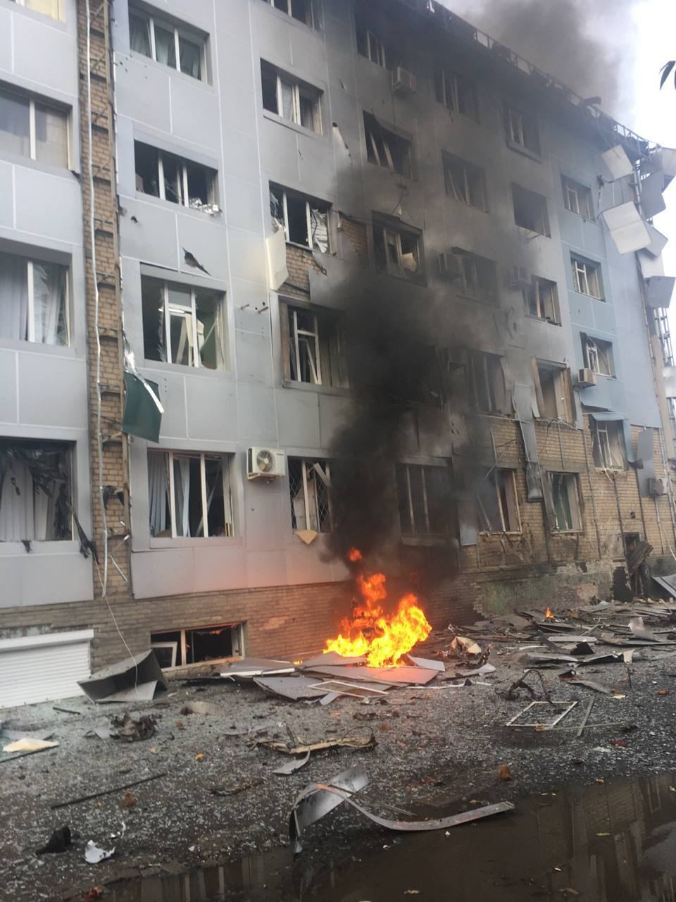 Последствия взрывов во временно оккупированном Мелитополе у здания штаба гауляйтера Балицкого