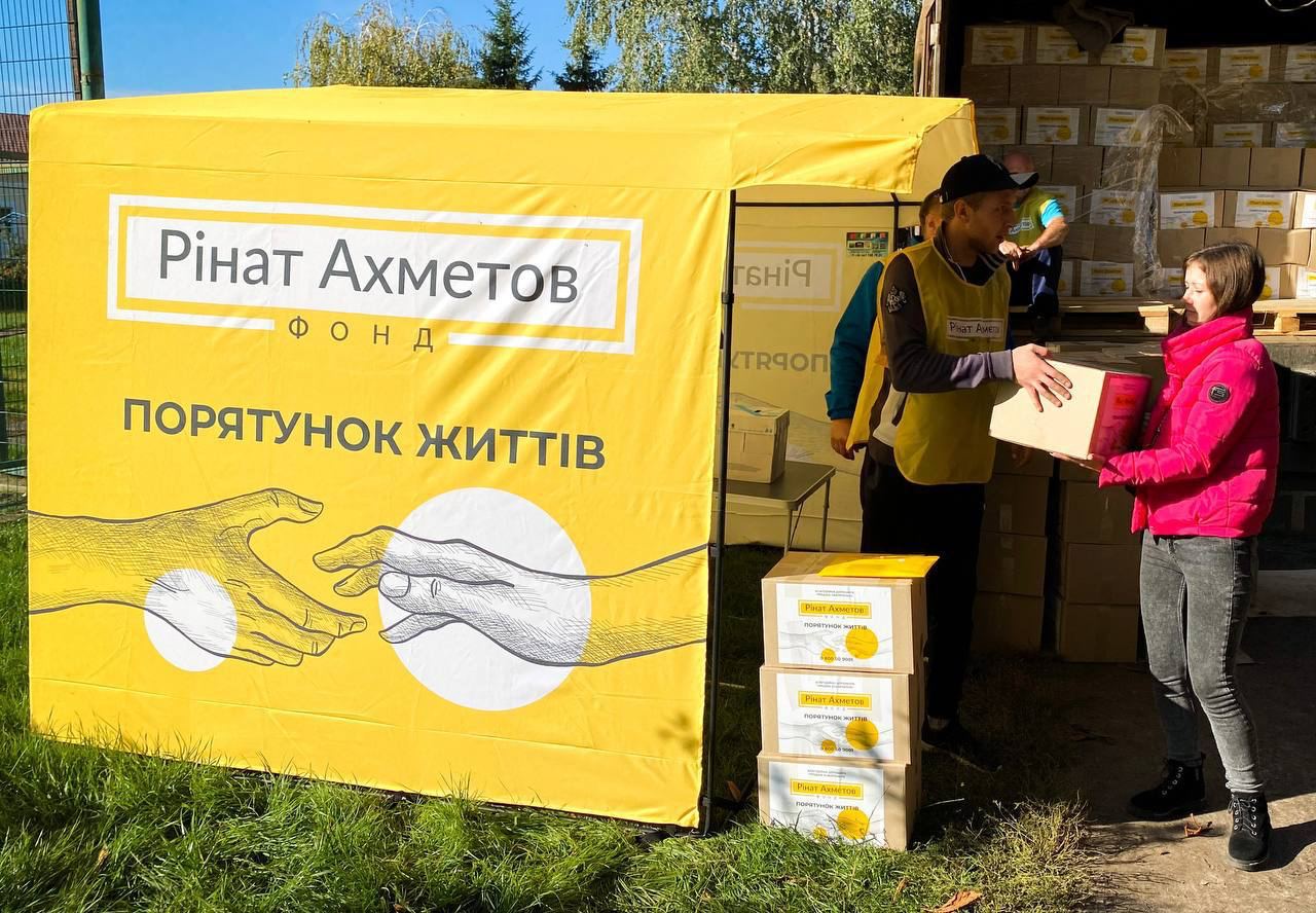 Жители Ахтырки и переселенцы, проживающие в городе, продолжают получать гуманитарные наборы от Фонда Рината Ахметова