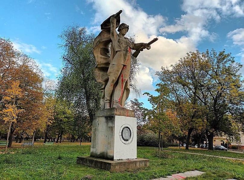 В чешском городе Литомержице неизвестные дорисовали на постаменте памятника советским солдатам новый элемент 