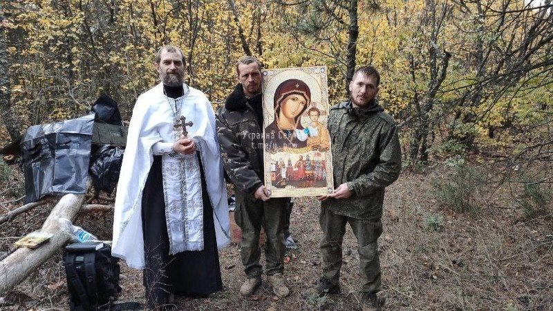 Российский протоиерей по фамилии Иванов покрестил оккупантов в Украине, используя в качестве сосудов для крещения мешки для «груза 200»