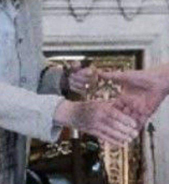 Руки королевы Елизавета II за