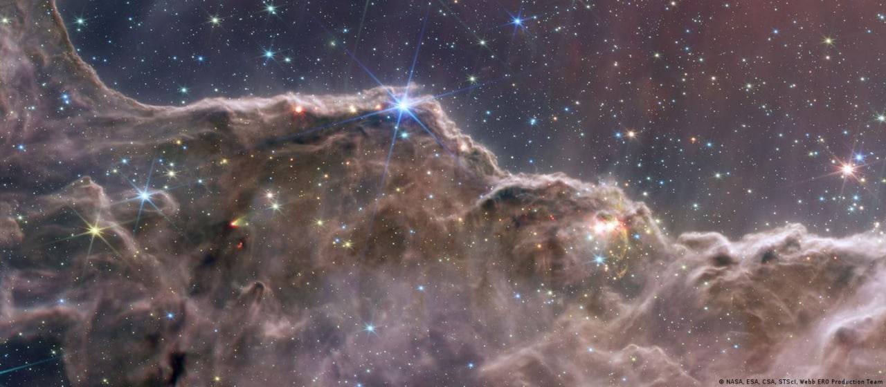 NASA опубликовало фото «Столпов творения», зоны, где идёт процесс формирования звёзд, сделанное супертелескопом «Джеймс Уэбб»
