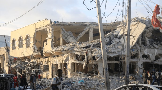 В Сомали произошел сильный взрыв: погибло не менее 100 человек, еще 300 получили ранения, - пишет Reuters