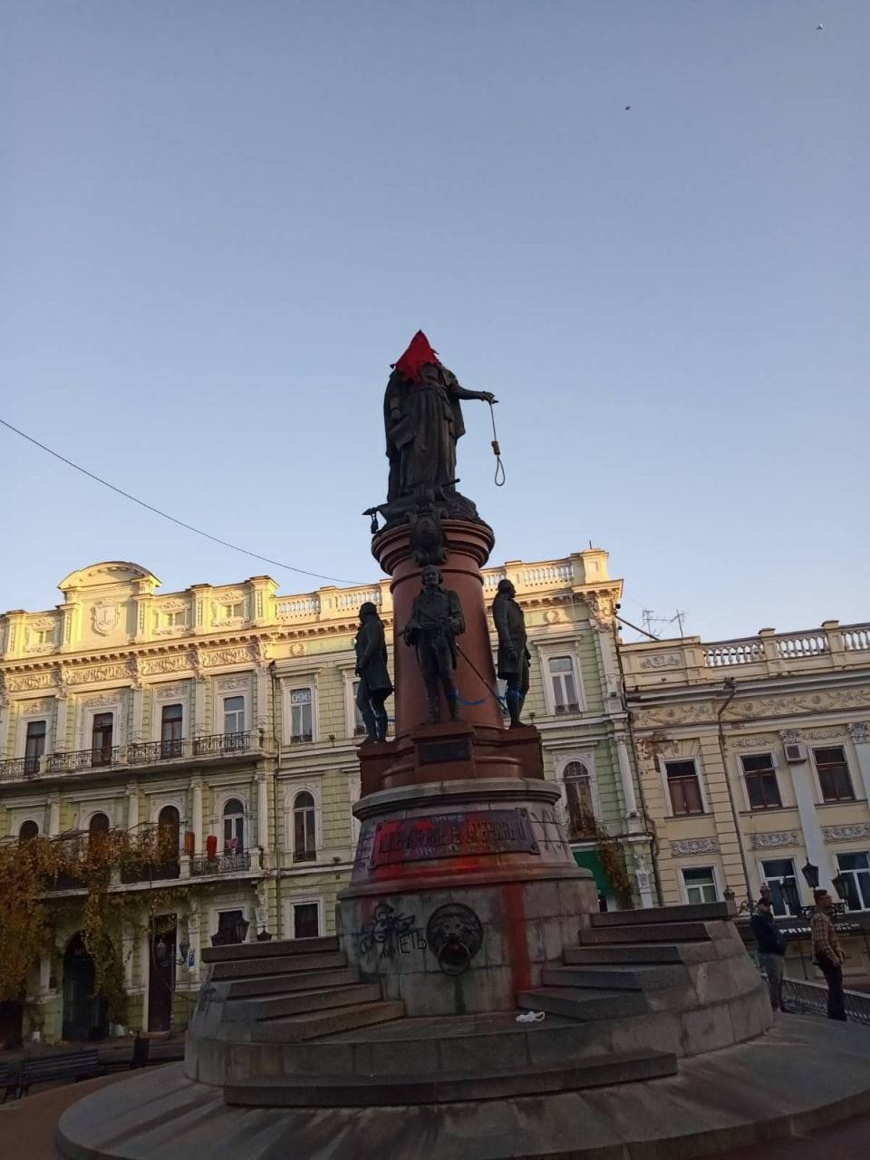 В Одессе неизвестные с намеком «украсили» памятник Екатерине II