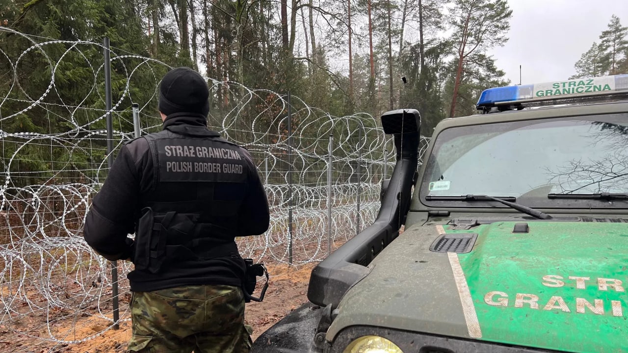 Польша начала строительство заграждения из колючей проволоки на границе с Россией