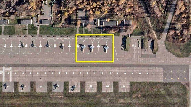 В Мачулищах (Беларусь) продолжают находиться три МиГ-31К ВКС РФ и ракетные контейнеры - спутниковые снимки