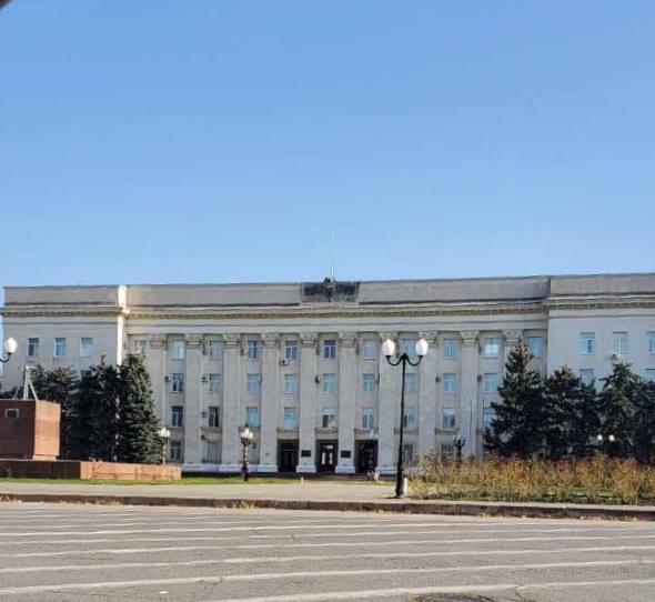 русня сняла свои тряпки со здания Херсонской администрации 