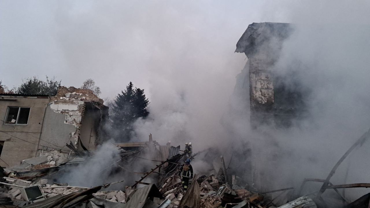 Во время ночной ракетной атаки на Запорожье погиб человек, разрушено здание, - местные власти