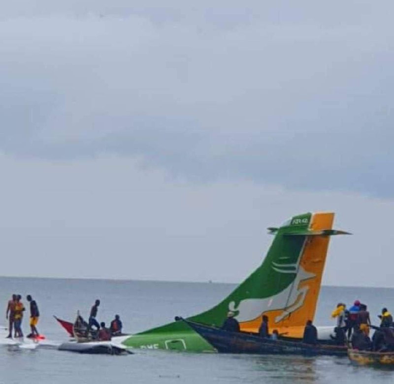 Самолет с 53 людьми на борту упал в озеро Виктория в Танзании