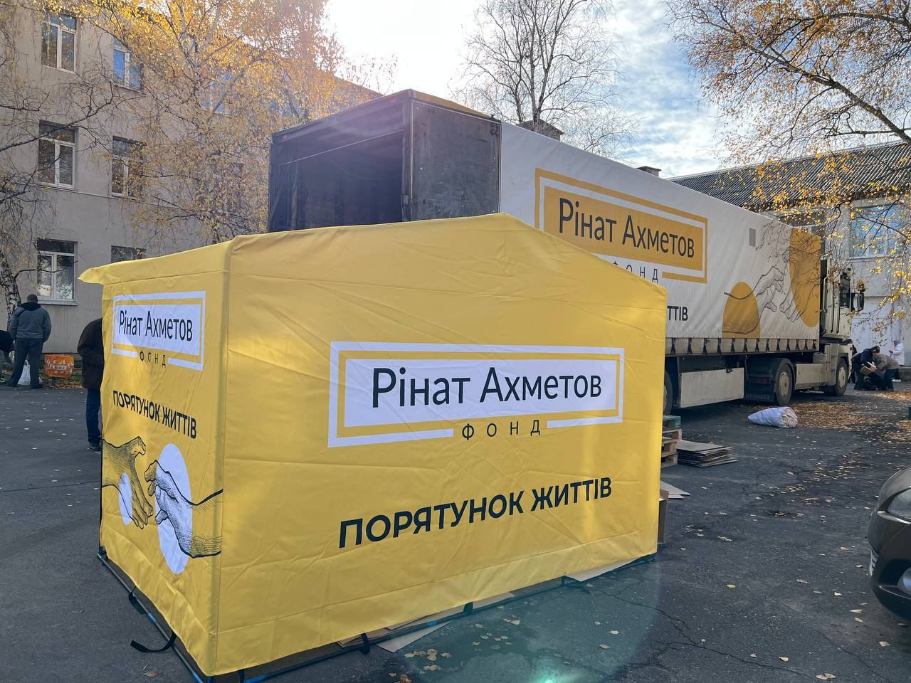 Бригады мобильной выдачи Фонда Рината Ахметова доставили в прифронтовый Краматорск на Донетчине два больших грузовика с гуманитарной помощью