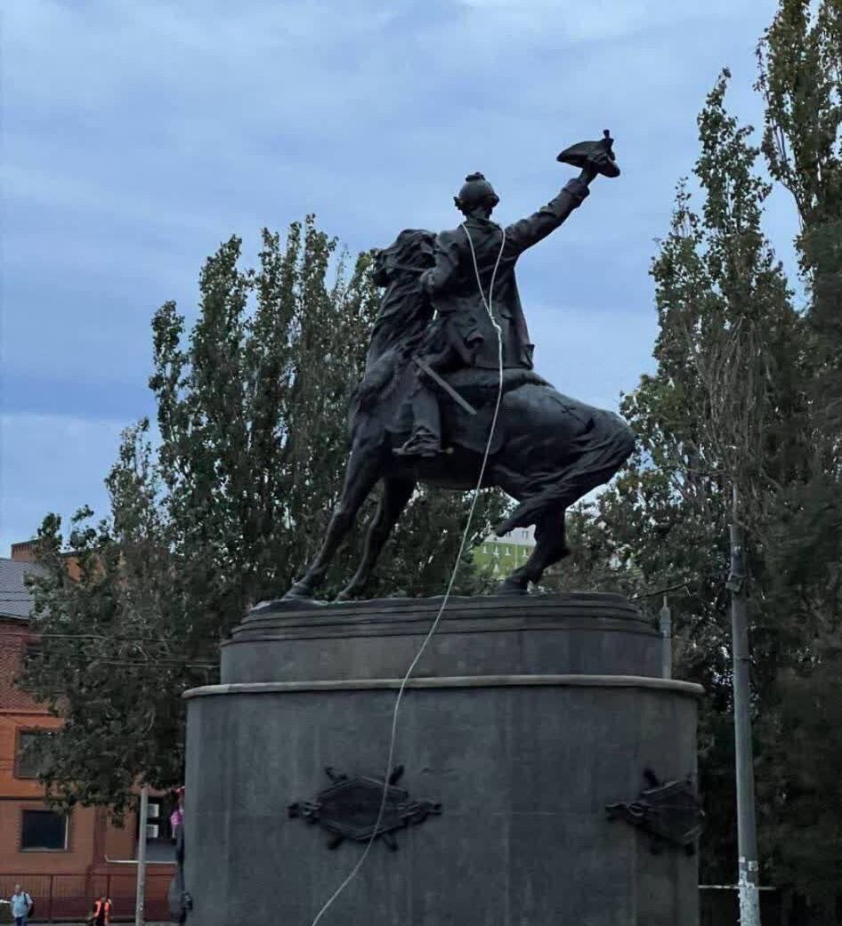 В Одессе на памятник российскому полководцу Суворову накинули петлю
