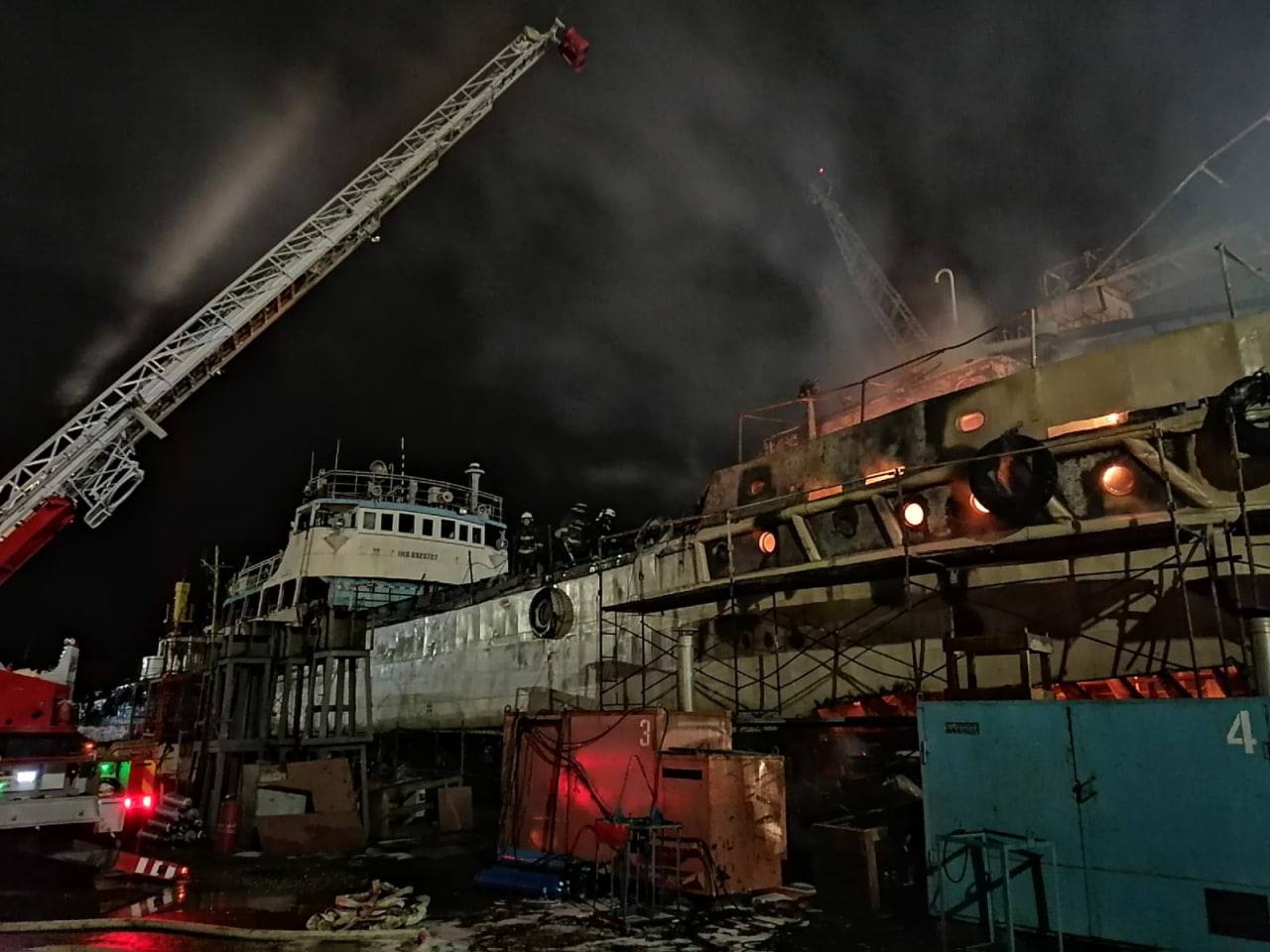 Хорошо покурили: в астрахани на судоремонтном заводе загорелось судно