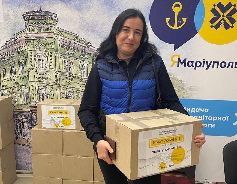 Гуманитарные наборы от Фонда Рината Ахметова продолжают получать переселенцы в рамках сотрудничества с центрами «Я – Мариуполь»