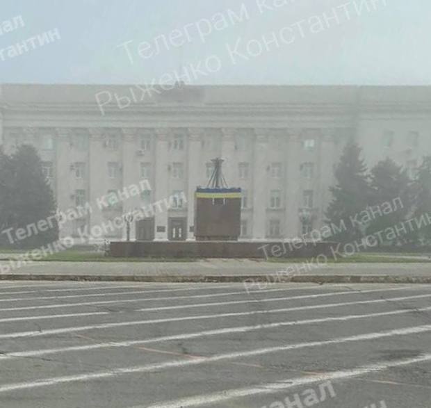 ❗️В центре Херсона уже висит украинский флаг