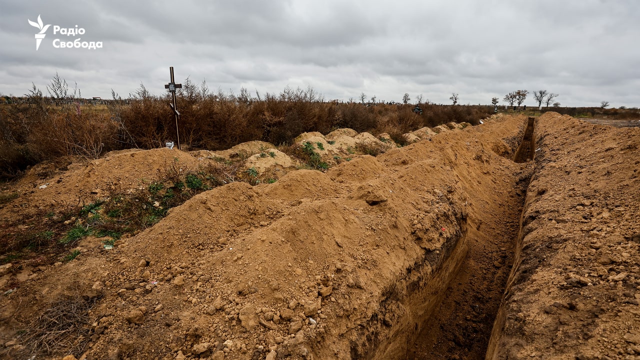 На городском кладбище в Херсоне журналисты обнаружили следы возможных массовых захоронений