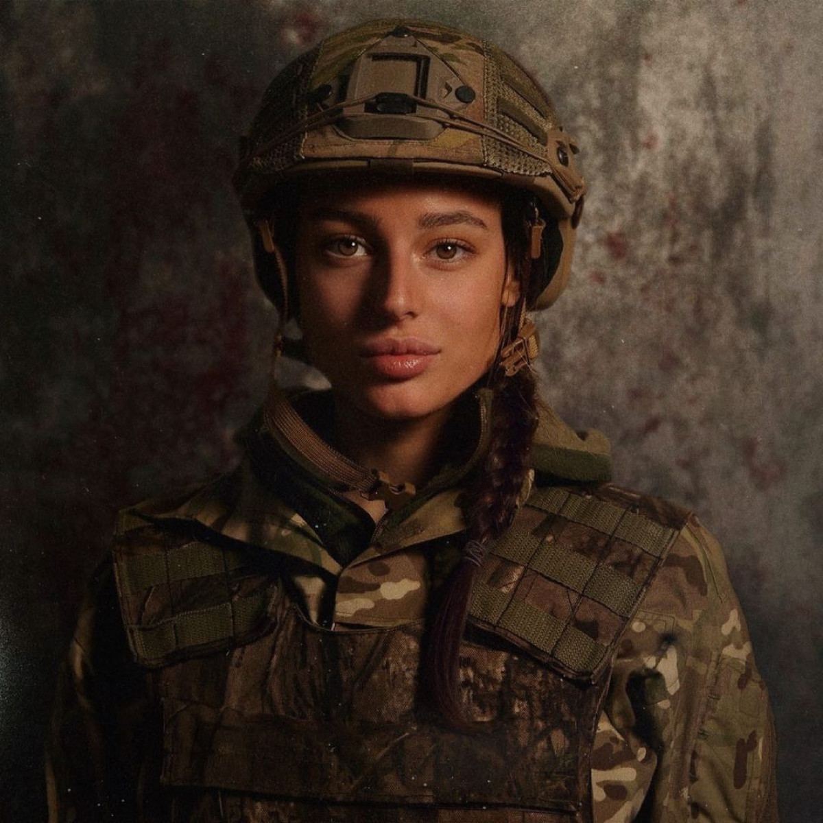Проект журнала ELLE Ukraine «Женщины на фронте» опубликовали подборку прекрасных украинских девушек-военных