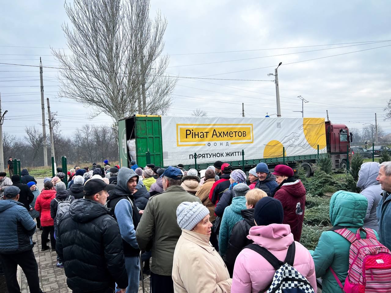 Бригады мобильной выдачи Фонда Рината Ахметова привезли большой груз с продуктами питания в Донецкую область