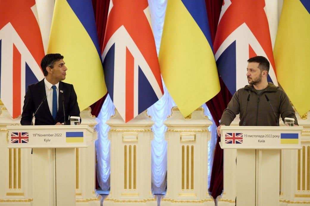 ❗️Премьер-министр Британии Риши Сунак во время визита в Киев заявил, что его страна будет иметь честь принять в следующем году конференцию по восстановлению Украины