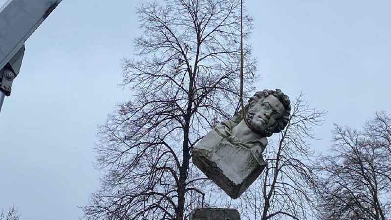 В Кременчуге демонтировали бюст Пушкина
