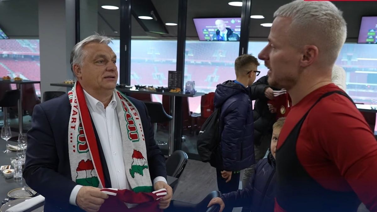 Премьер-министр Венгрии Виктор Орбан появился на публике с шарфом, на котором изображена карта «Великой Венгрии»