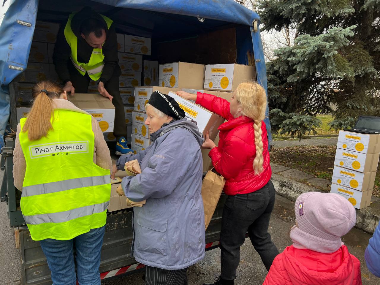 Жители пострадавшего от обстрела дома в Запорожье получили гуманитарную поддержку от Фонда Рината Ахметова