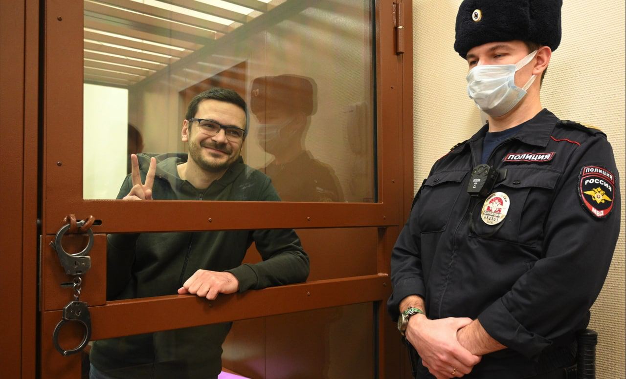 В Москве суд начал рассматривать уголовное дело против оппозиционного политика Ильи Яшина, которого обвиняют в фейках о российской армии