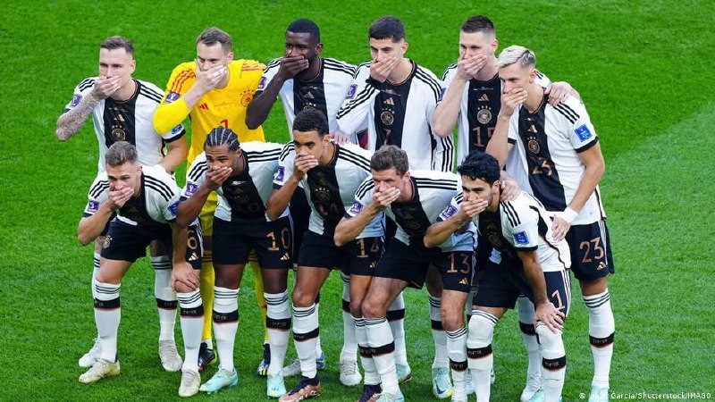 Футболисты сборной Германии перед матчем со сборной Японии на ЧМ в Катаре провели акцию протеста