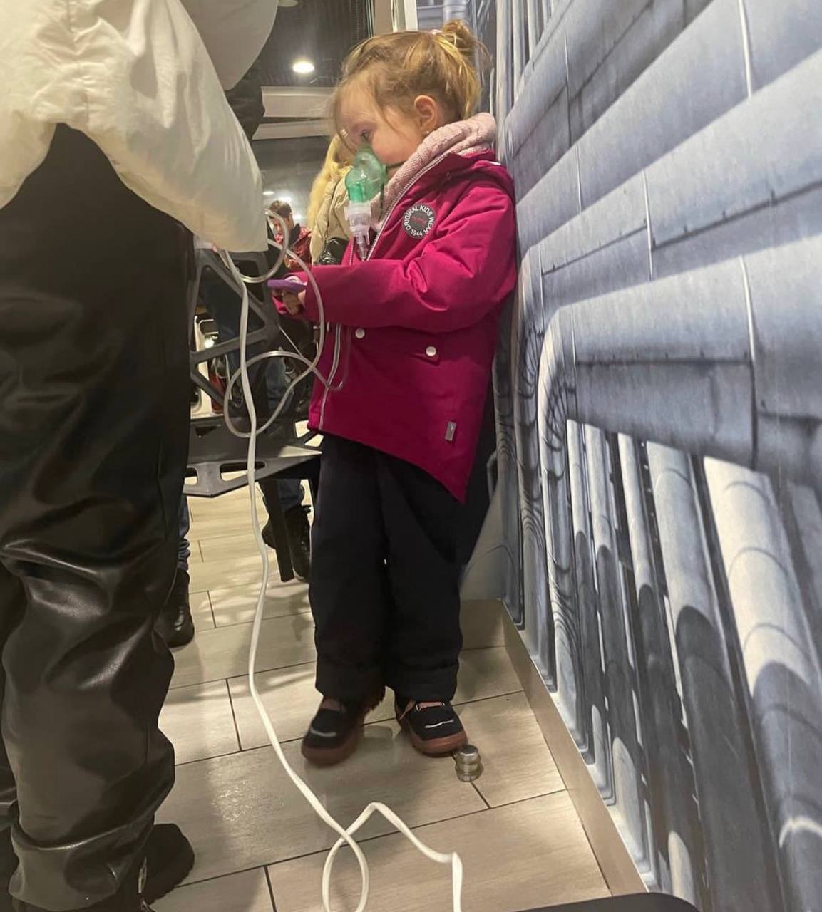 ❤‍🩹Це Київ - сім'я приїхала на заправку, щоб використати інгалятор для маленької дівчинки