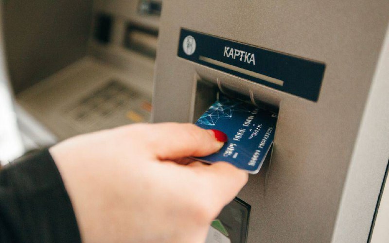 "Ощадбанк" отменил комиссии за снятие наличных в банкоматах с карт всех банков