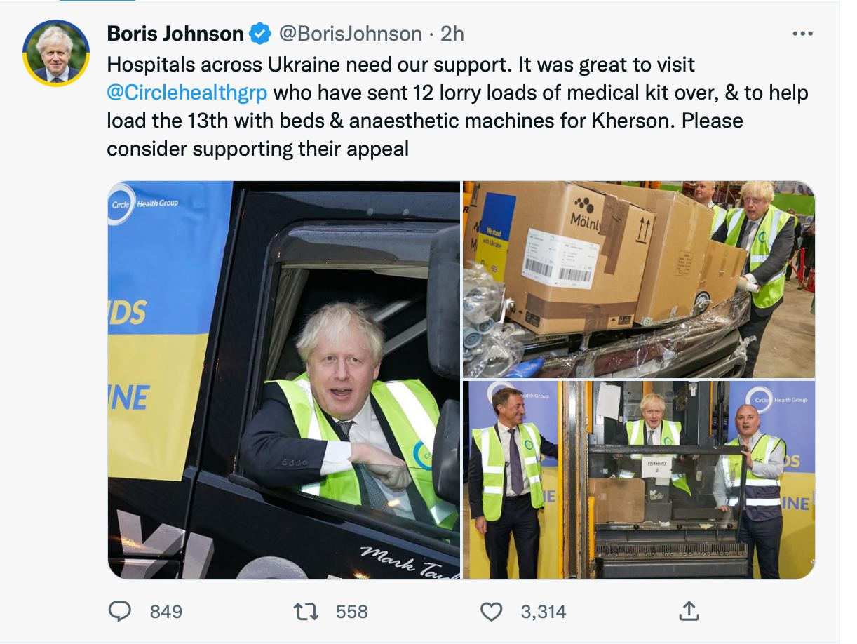 Экс-премьер Британии и друг Украины Борис Джонсон лично помогает загружать помощь для медицинских учреждений Украины
